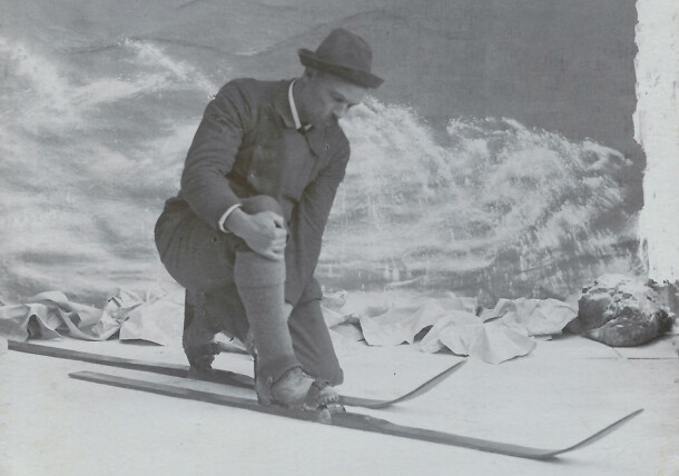     Mathias Zdarsky - Alpine Skiing Technique - Fig. 2 Strapping on skis 